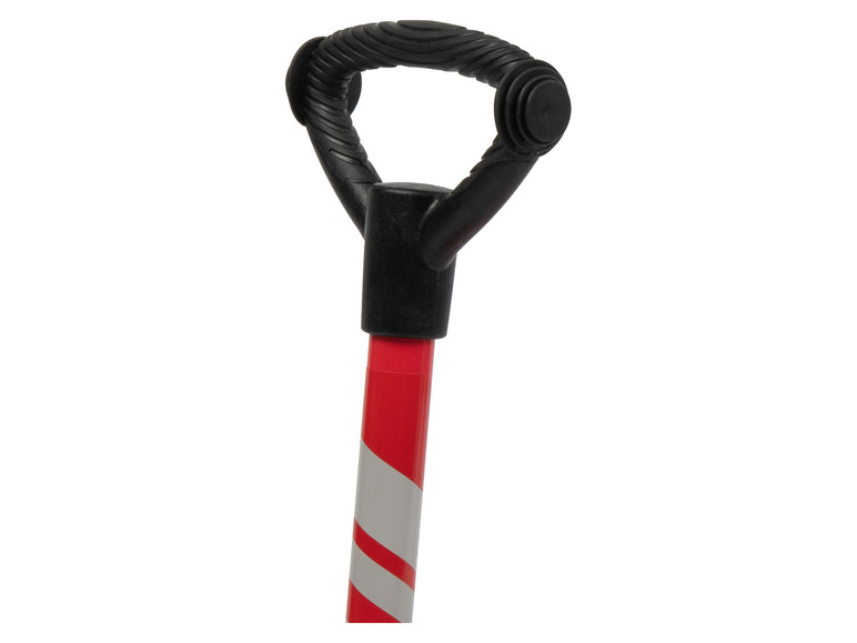 Un balai rouge avec une poignée noire.