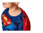 Gros plan d'un enfant en costume de super-héros bleu avec cape rouge et logo S jaune.