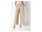 Pantalon large beige et sandales à talons : mode féminine élégante.