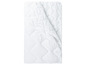 Une couette blanche matelassée avec un motif losanges.