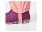 Pantalon de pluie rose avec un élastique rose et des bottes de pluie violettes.