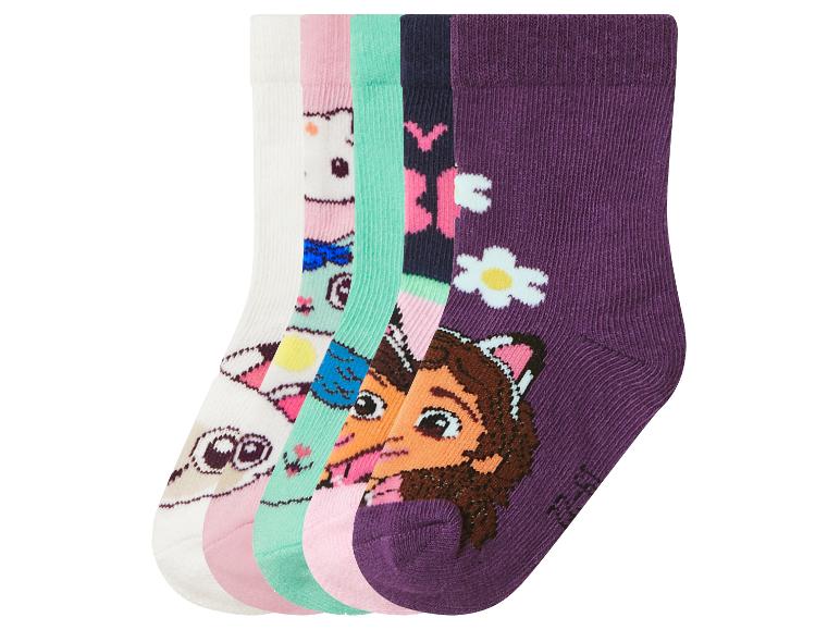 Pieds de fille dans le jeu de dessin animé de chaussettes isolé sur