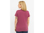 Une femme portant un t-shirt rose.