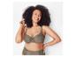 Femme portant un soutien-gorge et une culotte en dentelle gris-vert.