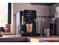 Machine à café entièrement automatique avec une tasse de latte sur un comptoir de cuisine.