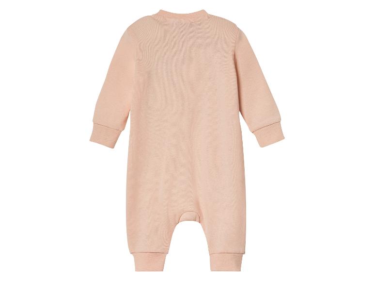 Une grenouillère rose à manches longues pour bébé.
