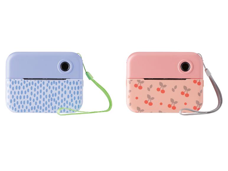 Deux appareils photo pour enfants, un bleu à pois et un rose à motifs de cerises.