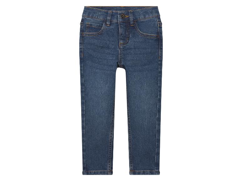 Un jean bleu skinny pour enfant.
