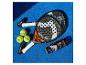 Raquettes de padel, balles et un tube de balles sur un court bleu.