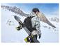 Un homme en montagne avec une planche de snowboard et un sac à dos