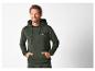 Un homme portant un sweat à capuche vert avec le logo K-Way