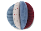 Une balle en peluche douce avec différents motifs.