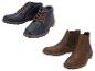 Deux paires de bottines pour hommes : des lacets bleu foncé et des bottines chelsea marron.