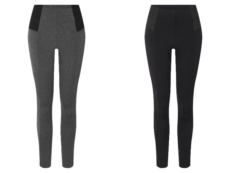Deux leggings, un gris et un noir, avec des détails à la taille.