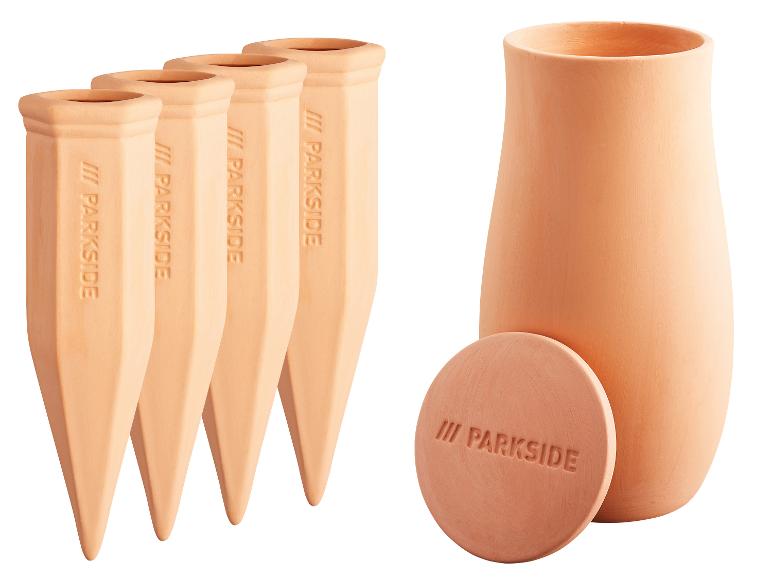 Ensemble d'arroseurs de plantes en terre cuite et une carafe avec couvercle.