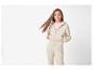 Adolescente en sweat à capuche zippé beige et pantalon de jogging assorti.