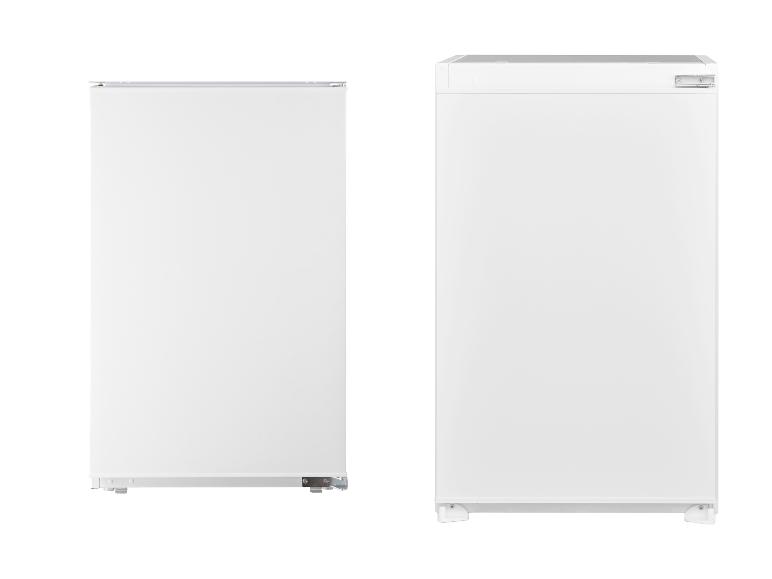 Deux congélateurs verticaux blancs, l'un avec une porte lisse, l'autre avec un panneau de commande.