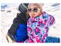 Veste de ski pour tout-petit LUPILU® portée par un enfant sur une luge dans la neige