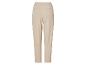 Pantalon beige à taille élastique.