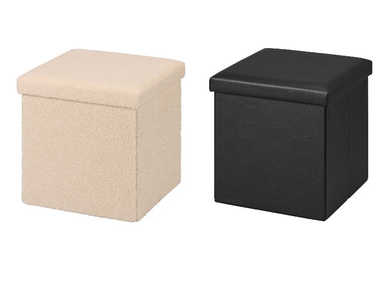 Deux poufs de rangement carrés, un bouclé beige et un en similicuir noir.