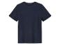 Un t-shirt bleu marine à manches courtes.
