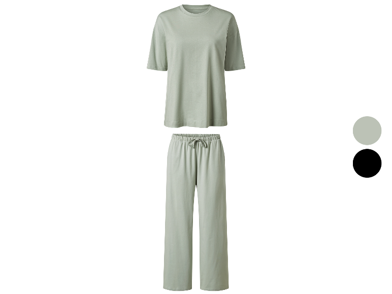 Un ensemble pyjama vert clair confortable avec t-shirt et pantalon.