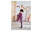 Femme en brassière de sport noire et legging violet faisant de l'exercice avec des haltères