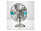 Un ventilateur sur pied argenté.