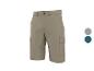 Short cargo kaki avec poches latérales et bouton marron.