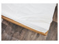 Un matelas blanc sur un sommier à lattes en bois.