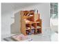 Un organisateur de bureau en bois avec des compartiments pour stylos, crayons, gommes et autres fournitures de bureau.