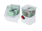 Deux contenants en plastique vert avec des couvercles pour stocker des fruits.
