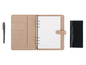 Un carnet en cuir beige, un stylo et un chiffon noir