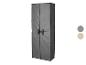 Armoire en tissu gris avec deux portes et poignées, avec des échantillons de couleur sur le côté.