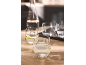 Carafe d'eau et verres d'eau citronnée sur une table.