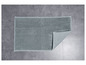 Un tapis de bain gris avec une texture de petites billes.