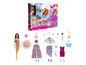 Un calendrier de l'avent Barbie avec une poupée, des accessoires et des vêtements.