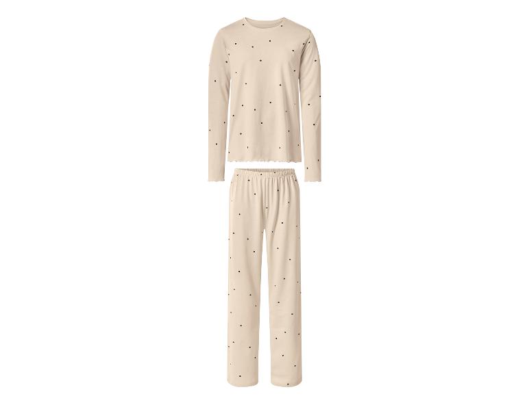 Pyjama deux pièces beige à pois noirs, avec haut à manches longues et pantalon.