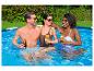 Trois amis profitent d'une piscine et de cocktails rafraîchissants.