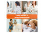 Quatre personnes en peignoirs dans différentes salles de bain, avec un accent sur les produits de salle de bain.
