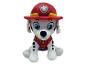 Peluche d'un chiot de la Pat' Patrouille en tenue de pompier rouge.