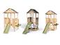Trois cabanes de jeu en bois avec toboggan et cuisine de boue pour enfants.