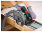 Une scie circulaire Parkside avec rail de guidage, aspirateur et lame de scie.