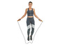 Femme en tenue de sport sautant à la corde à sauter.