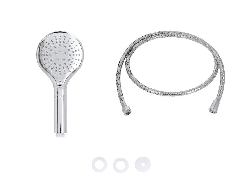 Pommeau de douche chromé avec flexible et joints d'étanchéité sur fond blanc.