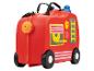 Valise enfant rouge en forme de camion de pompiers avec des roues et des poignées.