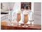 Frappés crémeux dans des verres à pied, pailles incluses.