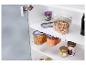 Pâtes, lentilles et muesli dans des bocaux en verre dans un placard de cuisine.