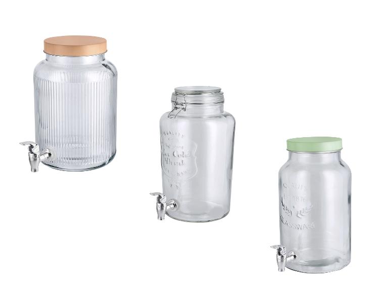Trois distributeurs de boissons en verre avec robinets et couvercles variés.