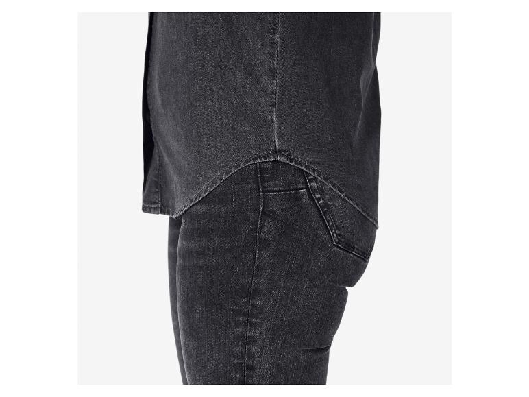 Gros plan sur une chemise et un jean en denim noir.